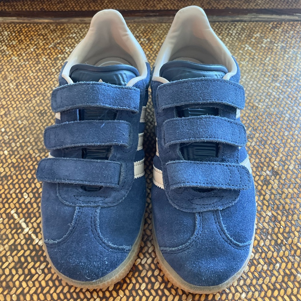 Rare GAZELLE ADIDAS kids perfect condition. Size 2.5Y